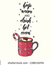 Manténgase caliente y beba la frase caligrafía con letras de cacao calientes. Cita de motivación hecha a mano. Taza coloreada a mano de chocolate caliente con malvavisco y dulces en un estilo de boceto.Feliz Navidad