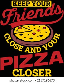 Mantén a tus amigos cerca y tu pizza más cerca del diseño de camisetas