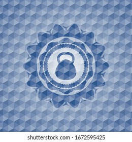 icono de kettlebell dentro de la placa azul con fondo geométrico.