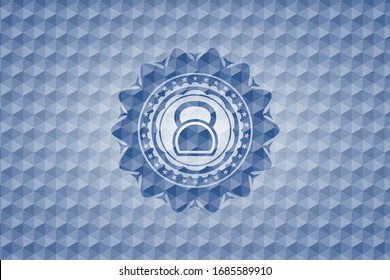 icono de kettlebell dentro de la placa azul con fondo de patrón geométrico.