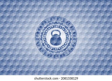 kettlebell Symbol in blauem Abzeichen mit geometrischem Hintergrund. 