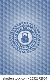 icono de kettlebell dentro del emblema azul con fondo geométrico.