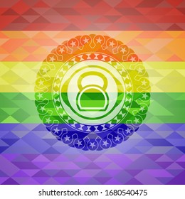 icono del kettlebell dentro del emblema sobre fondo de mosaico con los colores de la bandera LGBT