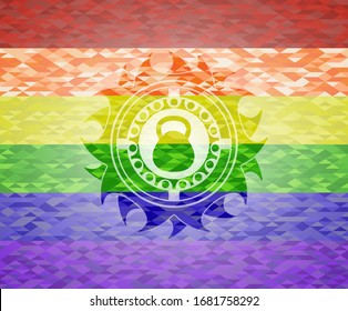 icono del kettlebell dentro del emblema sobre fondo de mosaico con los colores de la bandera LGBT