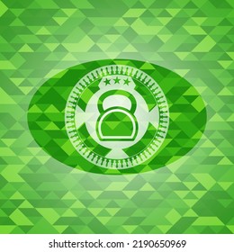 icono de timbre dentro de un emblema de mosaico verde realista. 