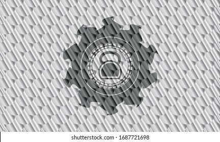 icono de kettlebell en el interior de la placa o emblema de color plata. Patrón de escalas. Ilustración vectorial. Detallado.