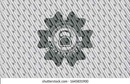 icono del timbre dentro del emblema brillante plateado. Patrón de escalas. Ilustración vectorial. Detallado.