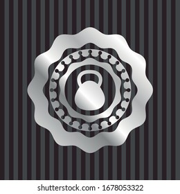 ícono de timbre dentro de una insignia brillante plateada