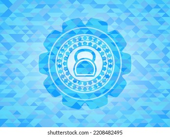 kettlebell Symbol im Himmelblau Emblem mit Mosaik-ökologischem Hintergrund. 
