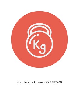 Icono de línea delgada de Kettlebell para diseño plano minimalista web y móvil. Icono blanco vector dentro del círculo rojo.