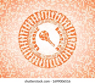 Schlüsselsymbol innerhalb eines abstrakten Emblems, orangefarbener Mosaikhintergrund