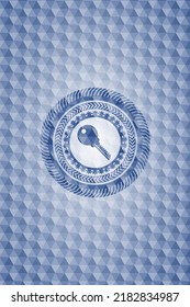 icono de tecla dentro del emblema azul o de la placa con fondo de patrón geométrico. 