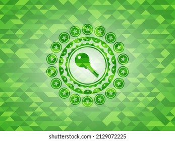 Schlüsselsymbol in grünem Emblem. Mosaikaner Hintergrund. 