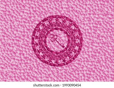icono de la tecla dentro de un emblema rosa realista con fondo de burbujas. Ilustración vectorial. Detallado. 