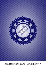 icono de teclado dentro del emblema con fondo jean. 