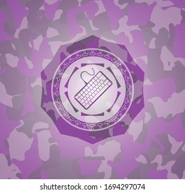 icono del teclado dentro de la textura de camuflaje rosa y púrpura