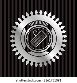 icono de teclado dentro del emblema plateado. 