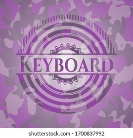Teclado rosa sobre el patrón de camuflaje. Ilustración vectorial. Detallado.