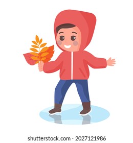 Kind mit Herbstblättern, einzelne Vektorgrafik. Kind, das Regenmantel und Stiefel trägt und in der Pfütze steht. Lächelnde süße Junge Charakter Clip Kunst in flachem Stil.