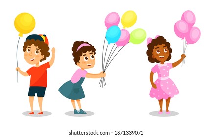 Caracteres de niños con globos de partido que tienen conjunto de vectores divertidos