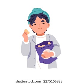 Los niños comen papas fritas de bolso en mano. Niño lindo con comida chatarra rápida. Niño feliz, pequeño personaje jovencito disfrutando de un bocadillo crujiente poco saludable. Ilustración vectorial plana aislada en fondo blanco