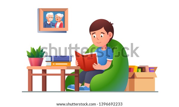 コーヒーテーブルと祖父母と絵の枠の隣にある豆袋の椅子に座った子どもが本を読む 家 で勉強し 知識を吸収する少年 平らなベクター画像を持つ学生の子のキャラクターイラスト のベクター画像素材 ロイヤリティフリー