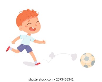 Niño corriendo tras una pelota de fútbol para patear la ilustración del vector. Niño lindo y feliz de caricatura jugando con fútbol en el campo y pateando, movimiento de futbolista joven activo durante el partido aislado en blanco