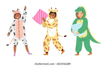 Pajamas animales para niños. Niños y niñas sonrientes en overoles. Vaca, jirafa y dragón disfraces graciosos, ropa con huellas animalistas o ropa de dormir kigurumi para la fiesta. Conjunto de dibujos animados