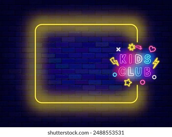 Publicidad del neón del club infantil. Marco amarillo vacío y tipografía con confeti. Juega a la fiesta del juego. Tarjeta de felicitación ligera. Copiar espacio. Trazo editable. ilustración de stock de Vector