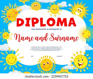 Diploma infantil. Personajes solares de dibujos animados. Certificado de graduación para niños o premio del concurso para niños o logro de educación escolar diploma vectorial con brillantes solares calientes personajes alegres