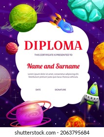 Diploma infantil, cohetes voladores en el espacio estelar, planetas de galaxia del universo, certificado vectorial. Premio de reconocimiento escolar o diploma de jardín de infancia con marco de naves espaciales y naves espaciales de fantasía en el espacio