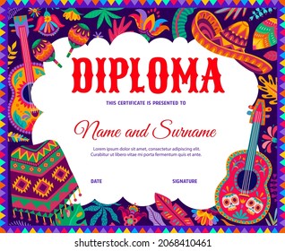 Diploma infantil con sombrero mexicano, guitarras, poncho y motivos florales. Certificado vectorial de educación escolar o kindergarten con dibujos animados de vacaciones de México, plantilla de marco de premio o graduación