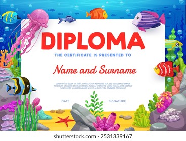 Diploma infantil con peces de mar y paisaje submarino. Certificado de Vector con vibrantes peces de dibujos animados, medusas, corales y algas marinas. Divertido y atractivo marco de diseño para los niños logros