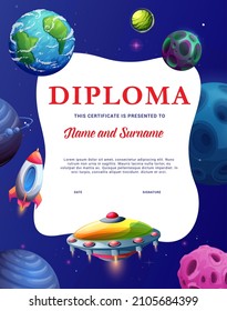 Diploma infantil, OVNI y cohete en fantástica galaxia y espacio estelar, certificado vectorial. Diploma de guardería o de escuela con nave espacial galáctica, starcraft y platillos alienígenas en galaxia