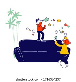 Juego de engaño infantil. Niña traviesa, personajes infantiles hiperactivos que juegan en casa, niñita y niño soplan burbujas de jabón y juegan en el Sofá haciendo mess en la habitación, diversión. Ilustración de vectores de personas lineales