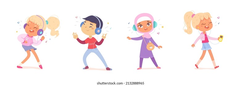 Los niños escuchan música con auriculares e ilustraciones vectoriales. Niños y niñas felices de caricatura disfrutan con placer y escuchan canciones favoritas en audífonos, niños pequeños estudiantes con auriculares aislados en blanco