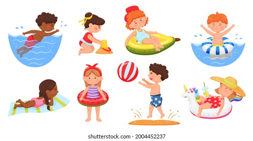 Niños en la playa. Niños y niñas con traje de baño nadando en el mar, construyendo un castillo de arena. Dibujo de niños alegres disfrutando de las vacaciones de verano conjunto vectorial. Niños jugando con pelota, flotando en el anillo, tomando sol