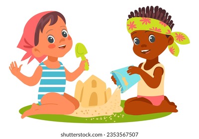 Los niños juegan en la playa. Chicas felices construyen un castillo de arena juntas. Juego de costa. Vacaciones de verano. Bebé en traje de baño. Cubo o pala de plástico. Fortaleza de arena. Pequeños amigos