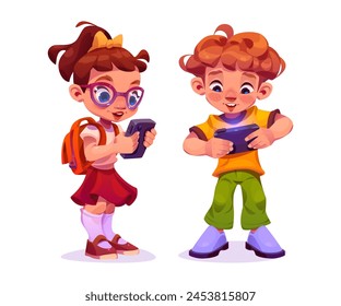 Niños jugando en el teléfono móvil. Conjunto de Ilustración vectorial de dibujos animados de niño y niña con mochila de pie y usando el teléfono inteligente. Jugador feliz lindo de los niños sonrientes con el gadget digital.