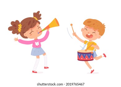 Niños tocando instrumentos musicales y divirtiéndose. Esparcimiento creativo activo para la ilustración vectorial infantil. Muchacho y chica con trompeta y tambores sonando con fondo blanco.