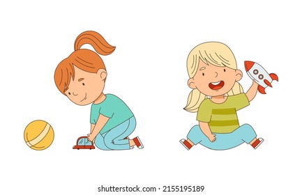 Jóvenes jugando juntos con juguetes. Niñas felices jugando con cohete, auto y bola ilustración vectorial