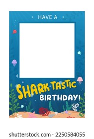 Concepto de diseño de cabina de fotos para tiburones niños. Fotografía de caricatura para la celebración del cumpleaños. Tener una imagen vectorial de tarjeta de felicitación de cumpleaños sharktastic. Fondo submarino 