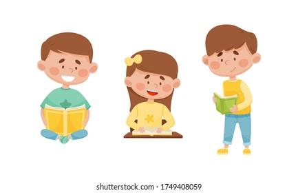 Juego de ilustraciones vectoriales de lectura de libros de lectura de pulsaciones para niños sentados y parados