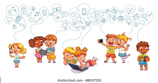 Crianças falando ao telefone. O rapaz está a receber SMS. Menino e menina com laptop. As crianças brincam no tablet. Crianças para fazer selfie junto com dispositivo móvel na mão. Caráter engraçado de desenho animado. Ilustração vetorial