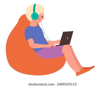 Niños que usan teléfonos móviles, tablet y laptop para juegos en línea y estudian ilustraciones vectoriales. Amigos felices caricaturistas sentados en el sofá en el fondo interior de casa. Concepto de problema de adicción a internet