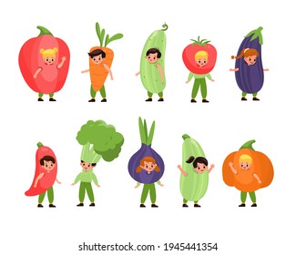 Jóvenes vegetales vestidos. Fiesta de disfraces para niños, frutas extravagantes, adorables chicos y chicas felices vistiendo pijamas de verduras, disfraces divertidos. Ropa vegetariana. Conjunto aislado de dibujos animados