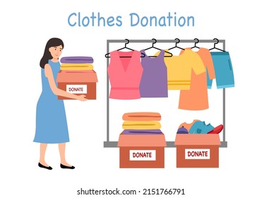 Amable mujer llevando ropa para donar. Voluntarios preparan caja de caridad.