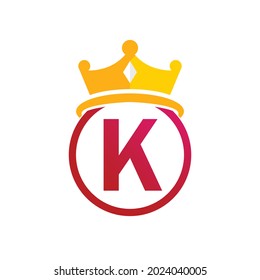 Plantilla de logotipo de la corona de rey con símbolo de letra K