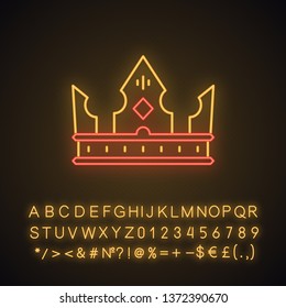 Icono de la luz de neón de la corona del rey. Símbolo de alimentación. Ropa para monarca, princesa, reina. Señor tesoro. emblema real. Signo brillante con alfabeto, números y símbolos. Ilustración aislada de vectores