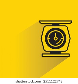 Icono de escala de cocina con sombra sobre fondo amarillo